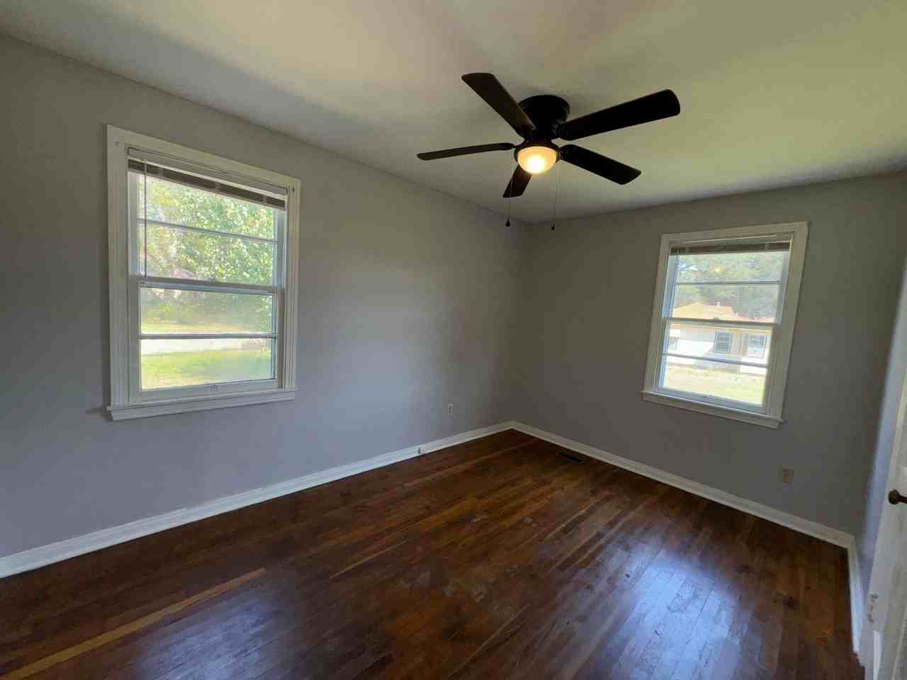 55 Alan St - Photo 7 of 10