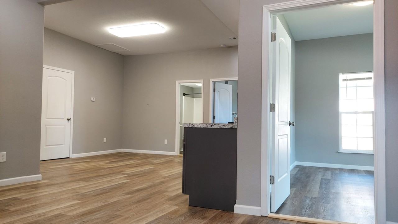 909 W 3rd St - Photo 3 of 16