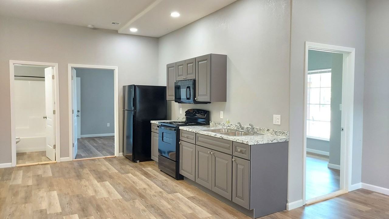 909 W 3rd St - Photo 4 of 16