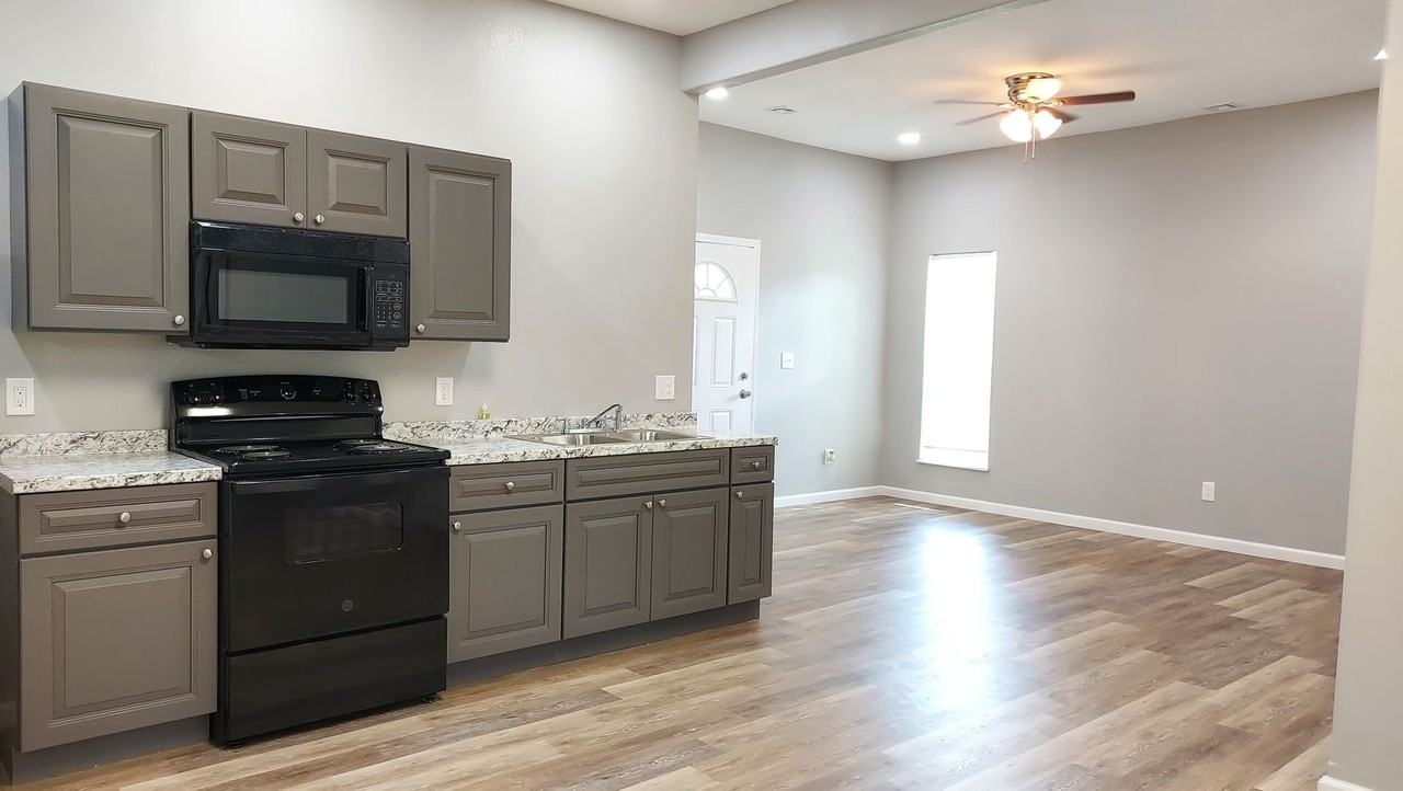 909 W 3rd St - Photo 5 of 16