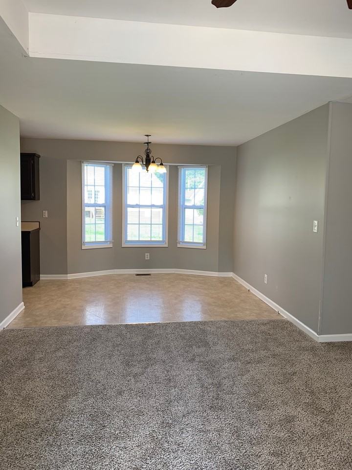 102 Eaglewood Ct - Photo 4 of 17