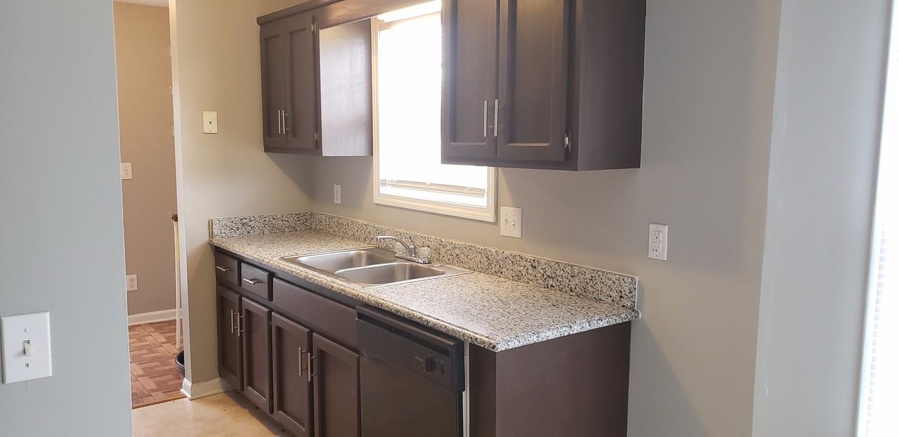 102 Eaglewood Ct - Photo 5 of 17