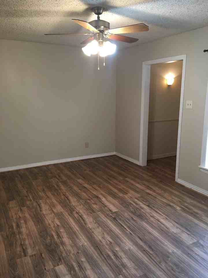 1009 Locust - Photo 2 of 15