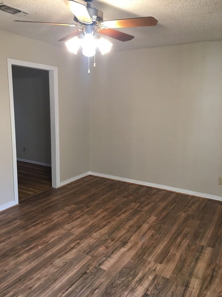 1009 Locust - Photo 3 of 15