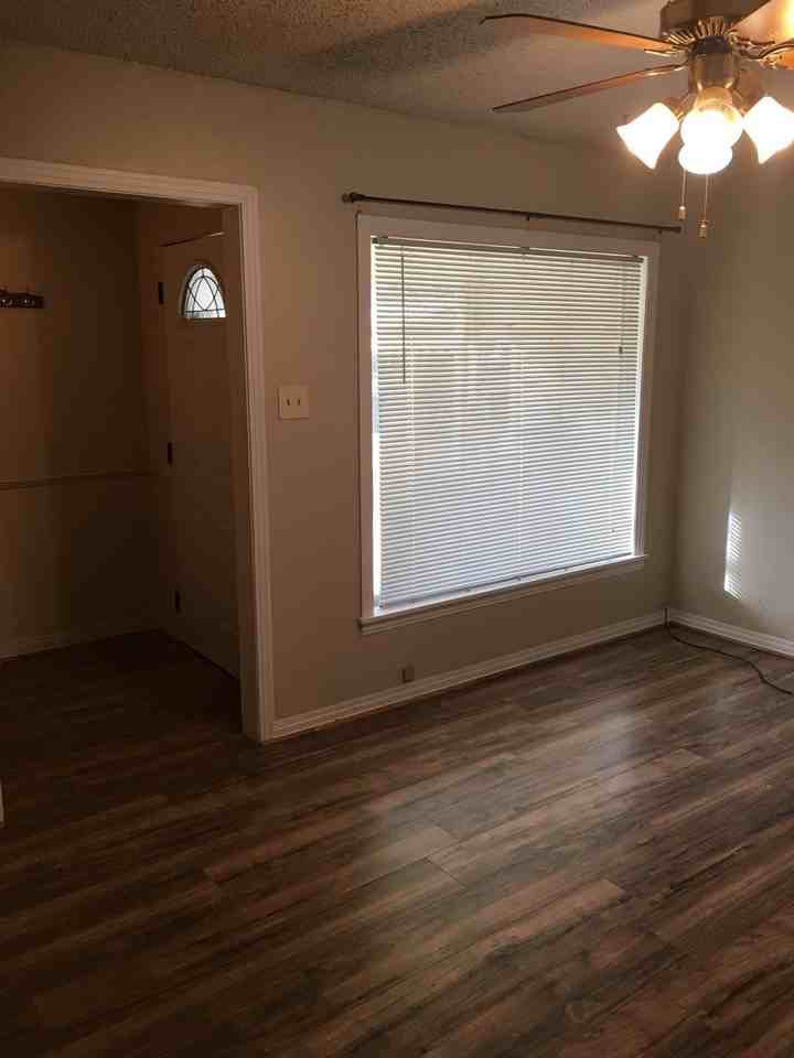 1009 Locust - Photo 4 of 15