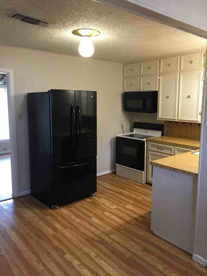 1009 Locust - Photo 5 of 15