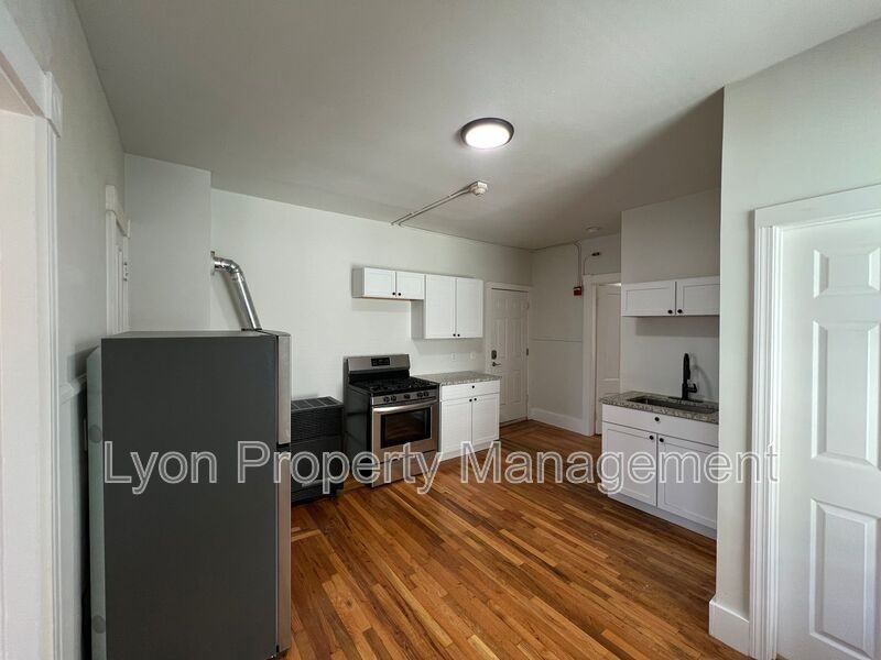 228 W School St #4 - Photo 2 of 10