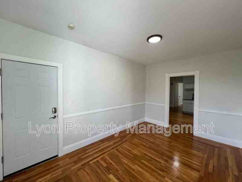 228 W School St #4 - Photo 3 of 10