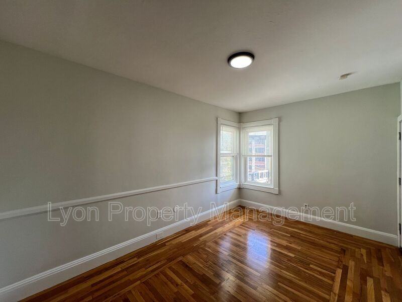 228 W School St #4 - Photo 4 of 10