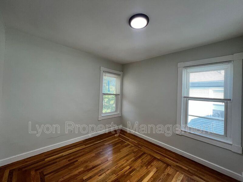 228 W School St #4 - Photo 5 of 10