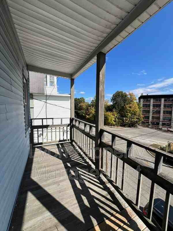 228 W School St #4 - Photo 7 of 10