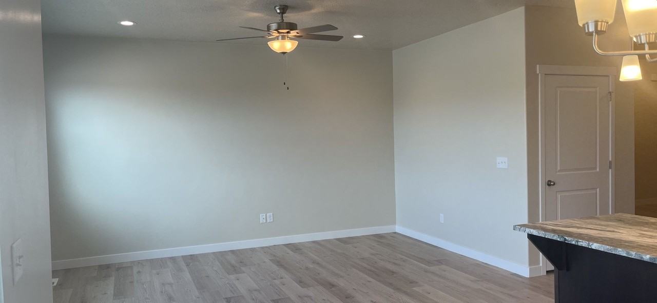 841 N Hilltop Dr - Photo 2 of 13