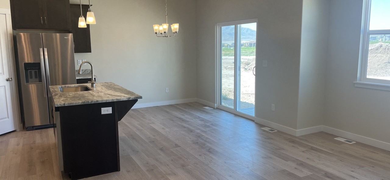 841 N Hilltop Dr - Photo 4 of 13