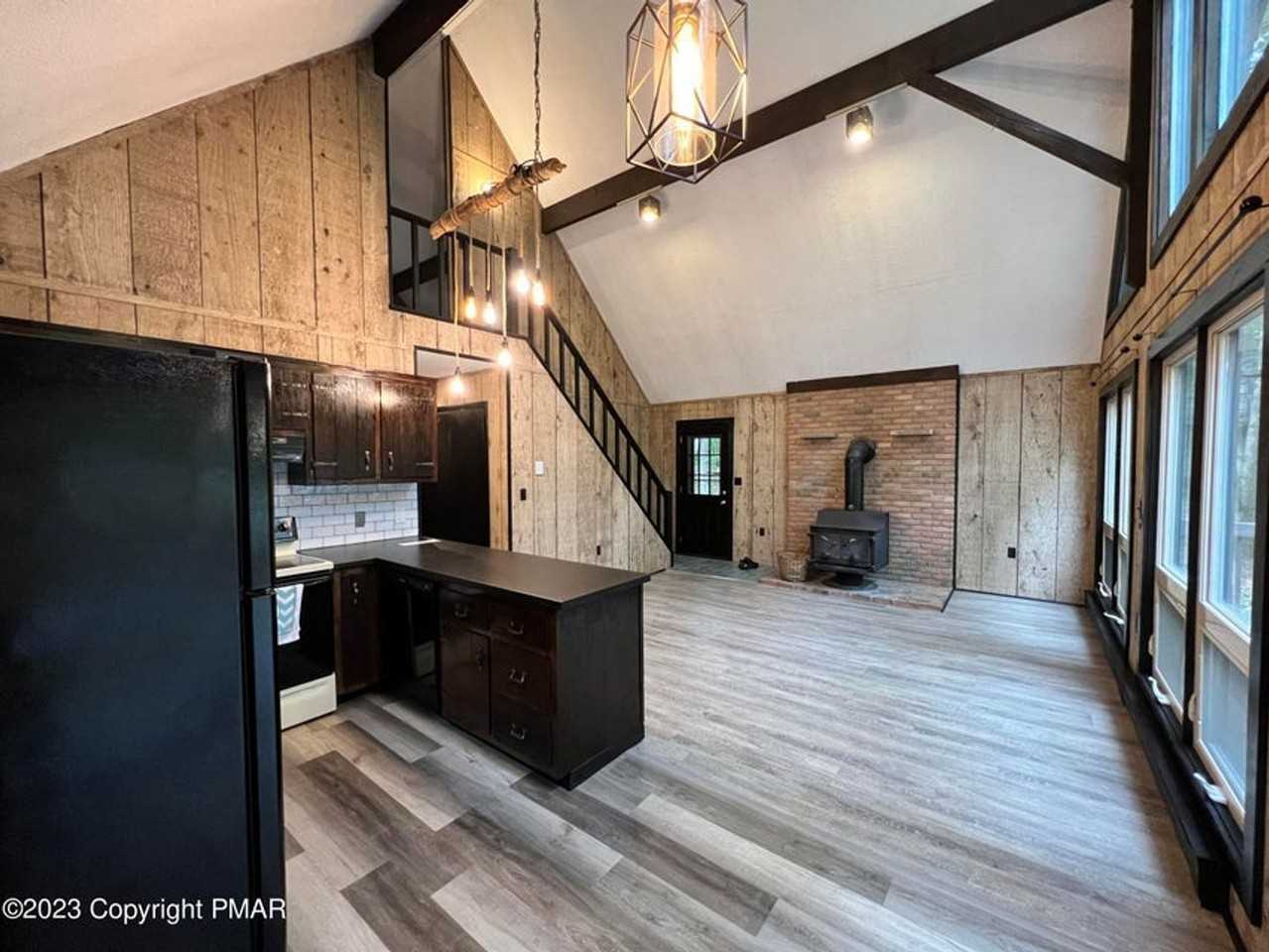 211 Dorchester Dr - Photo 2 of 26