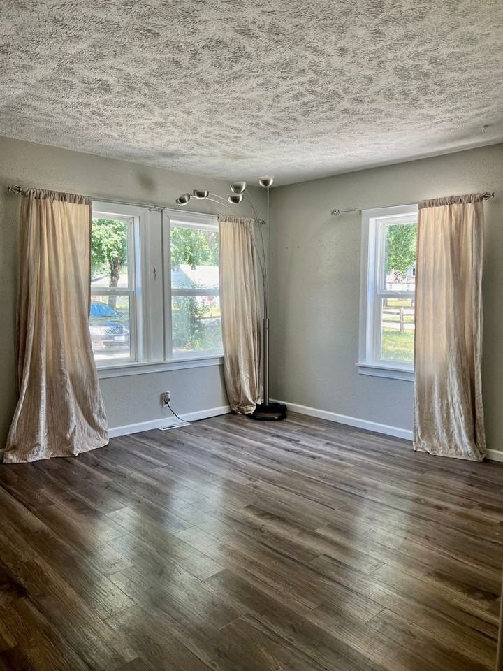 903 Anna Ave - Photo 2 of 11