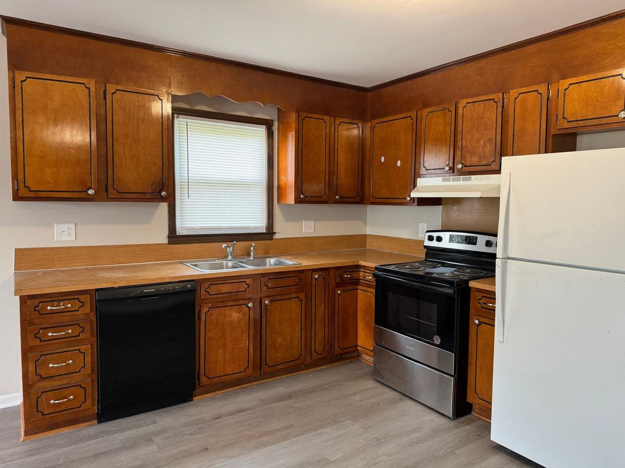 2233 Rose St - Photo 5 of 15