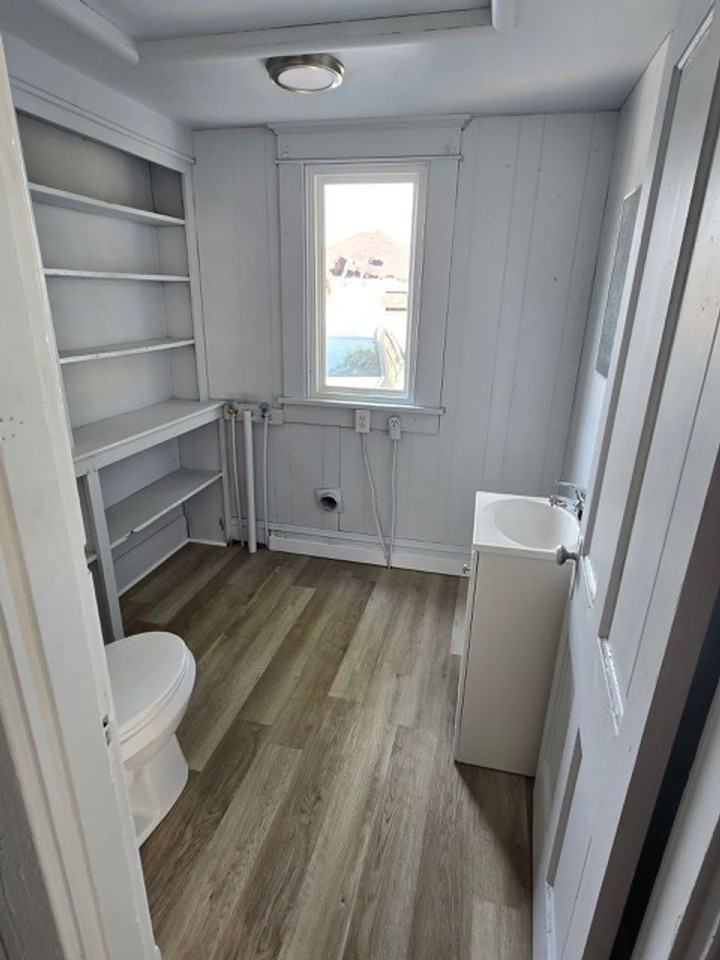 406 E Market St - Photo 2 of 8