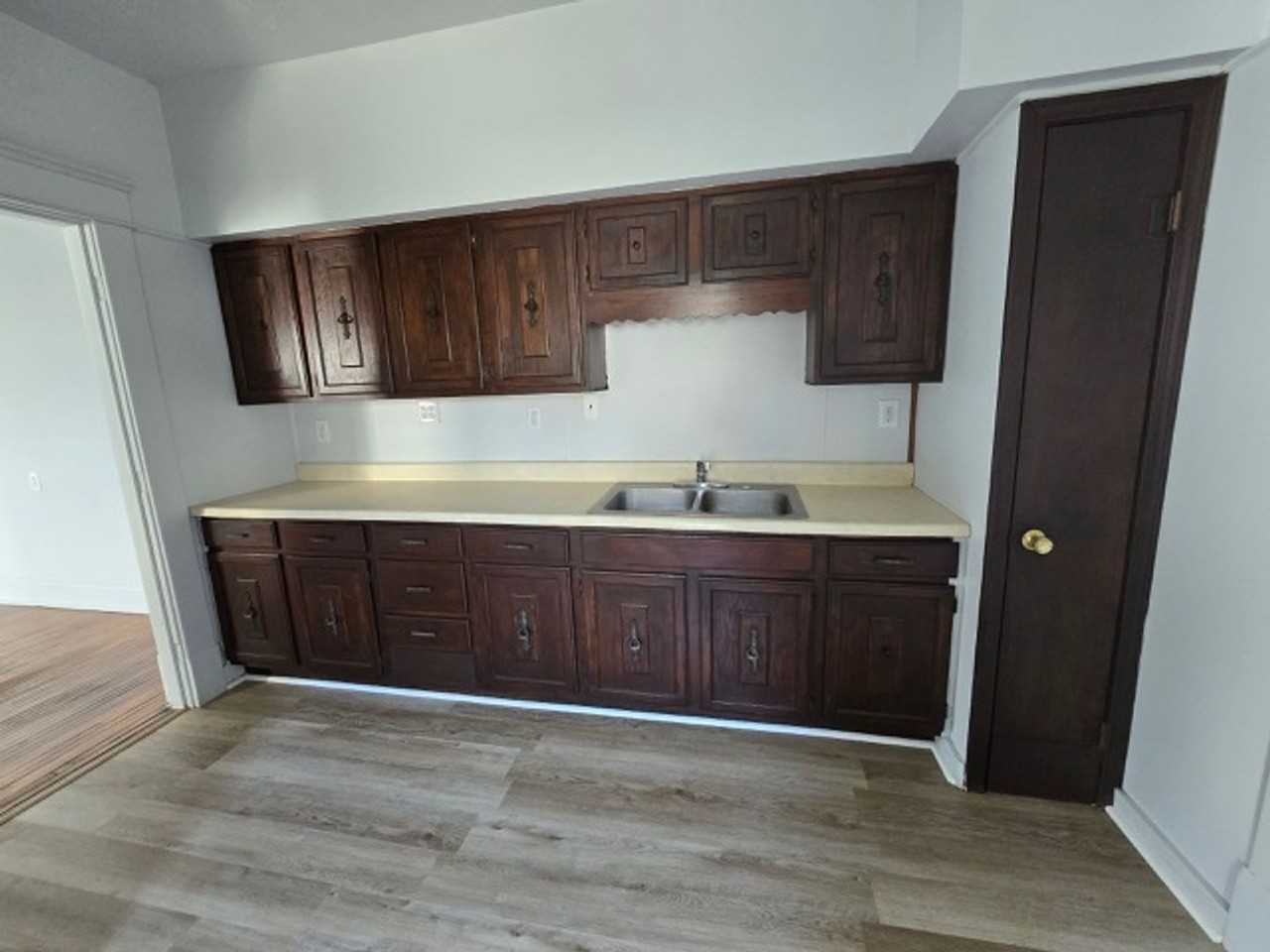 406 E Market St - Photo 5 of 8