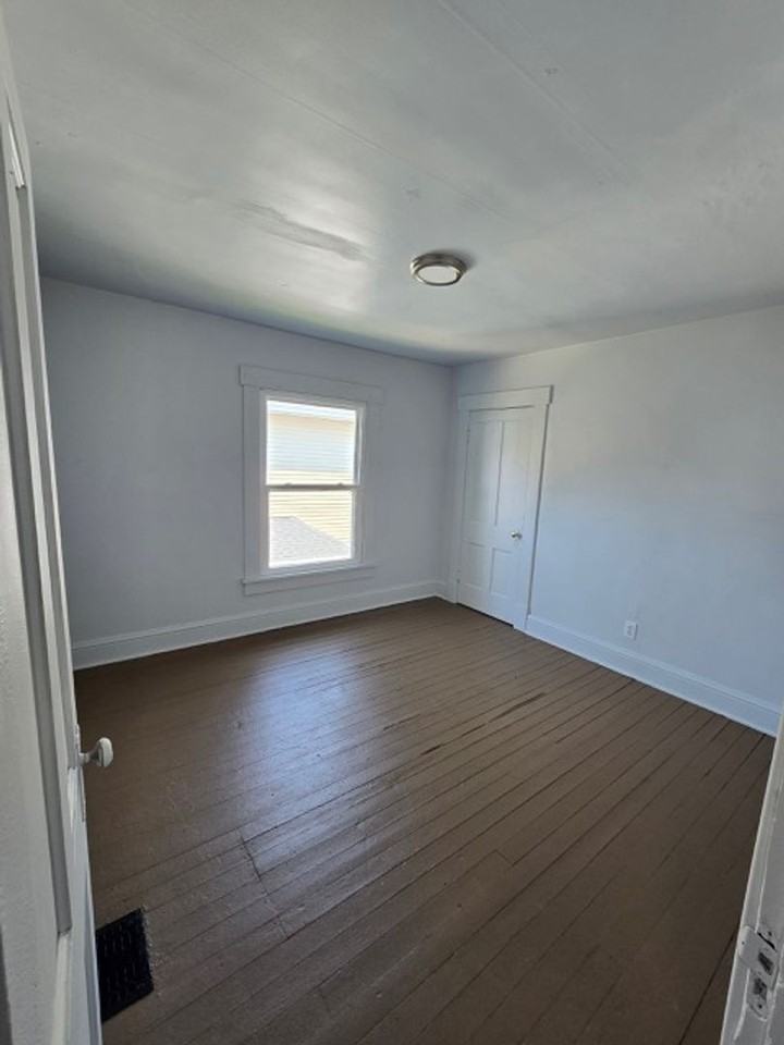 406 E Market St - Photo 6 of 8