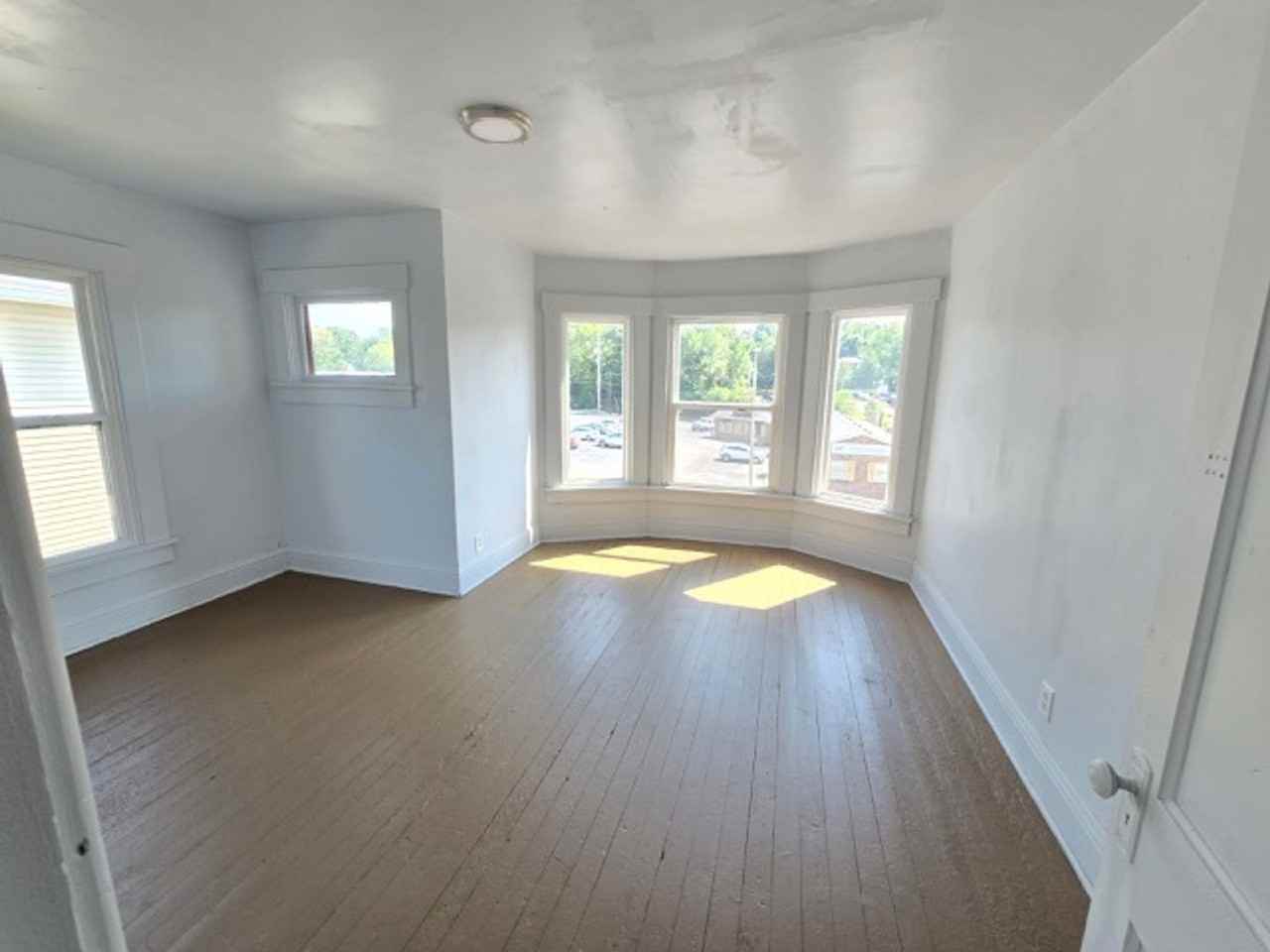 406 E Market St - Photo 7 of 8