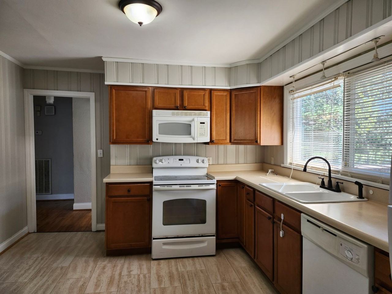 5022 Golfview Dr - Photo 5 of 14