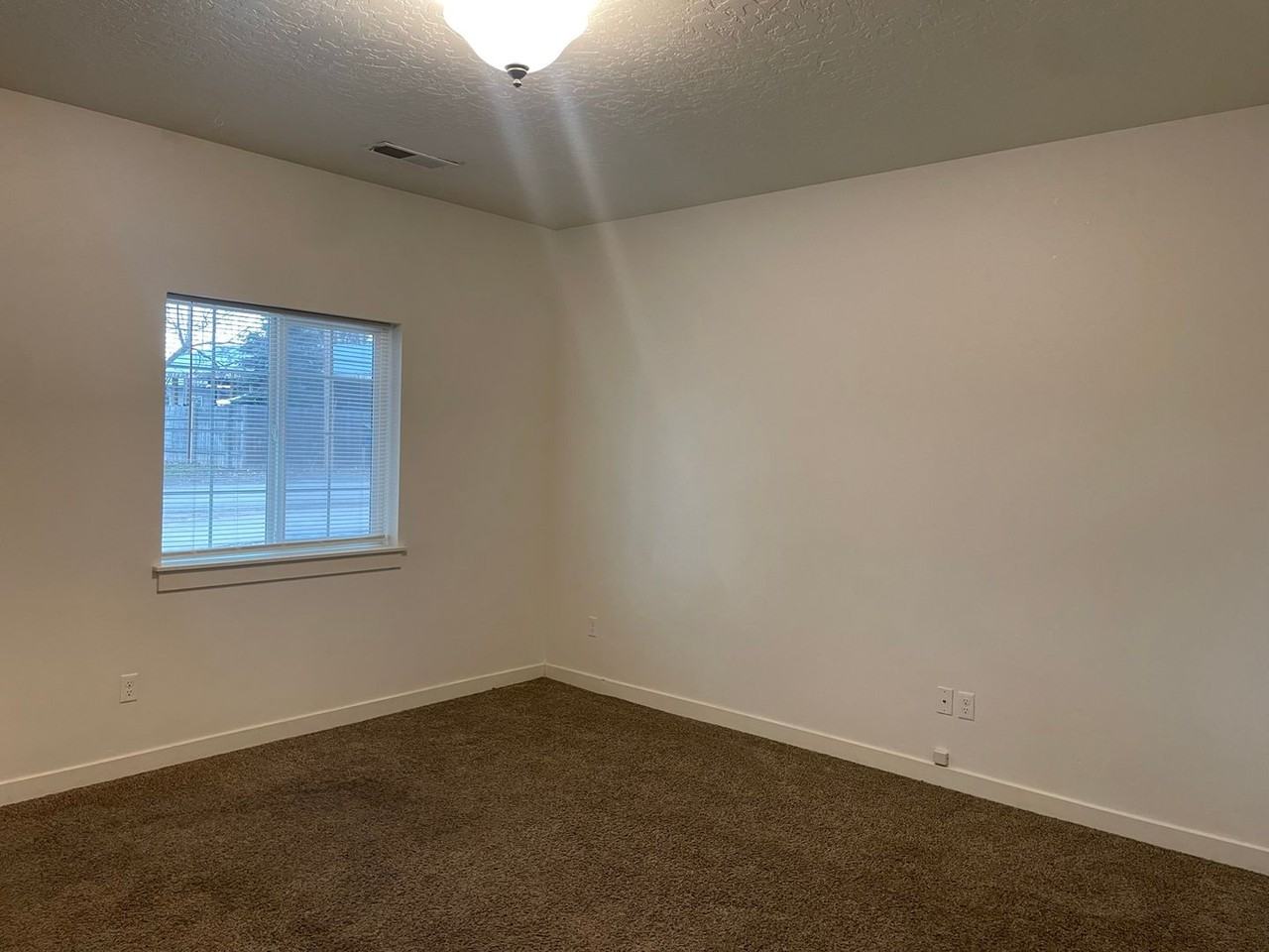 212 S Dewey Ave - Photo 3 of 15