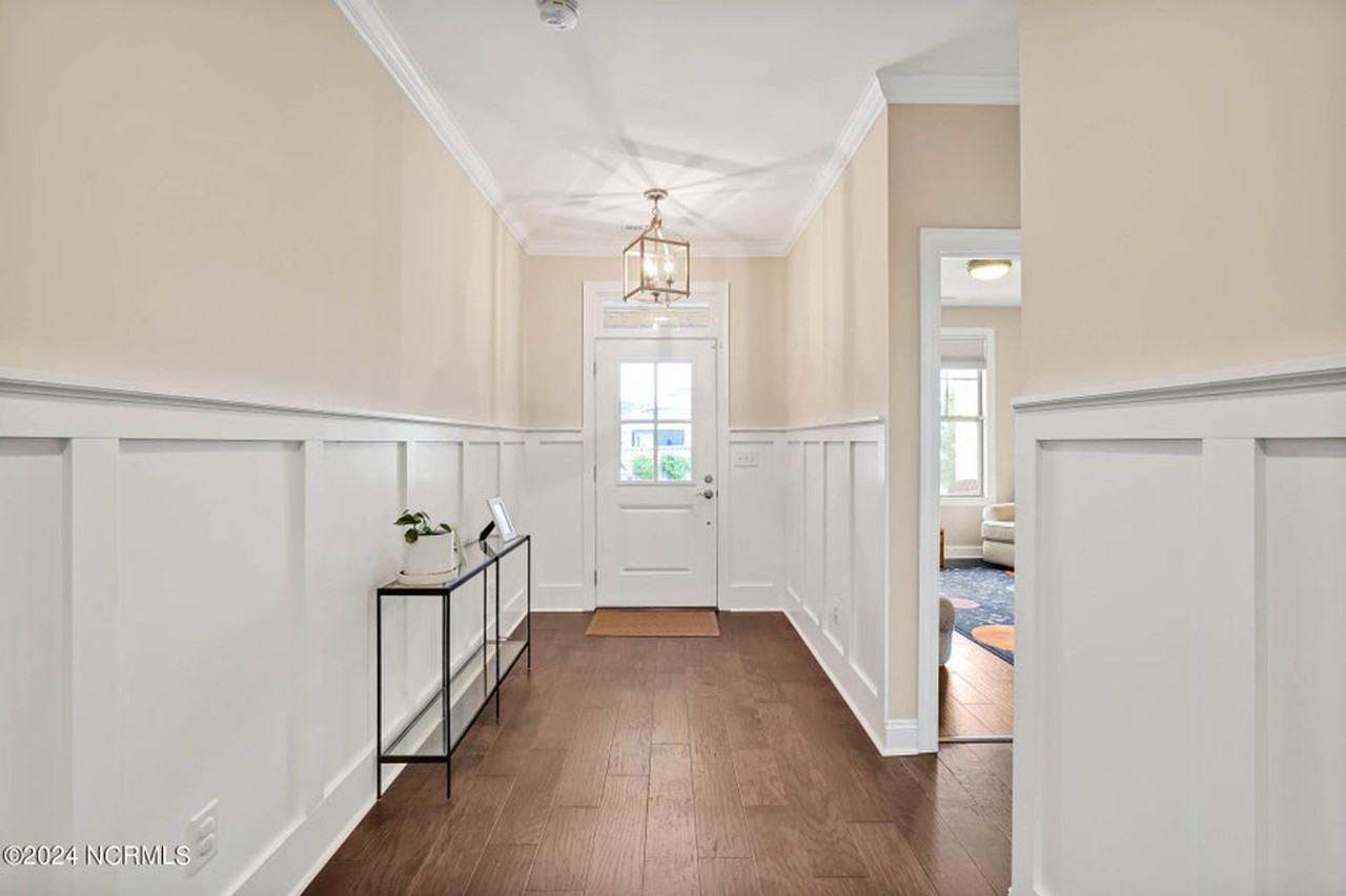 1075 Cranford Dr - Photo 3 of 46