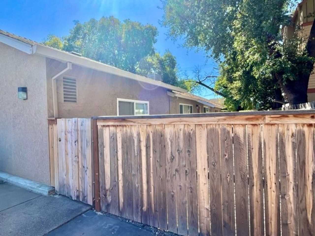 515 Oak St - Photo 4 of 25