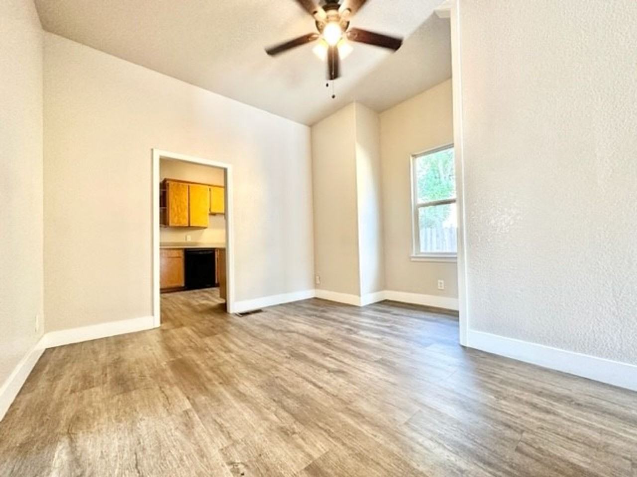 904 Walnut St - Photo 5 of 17