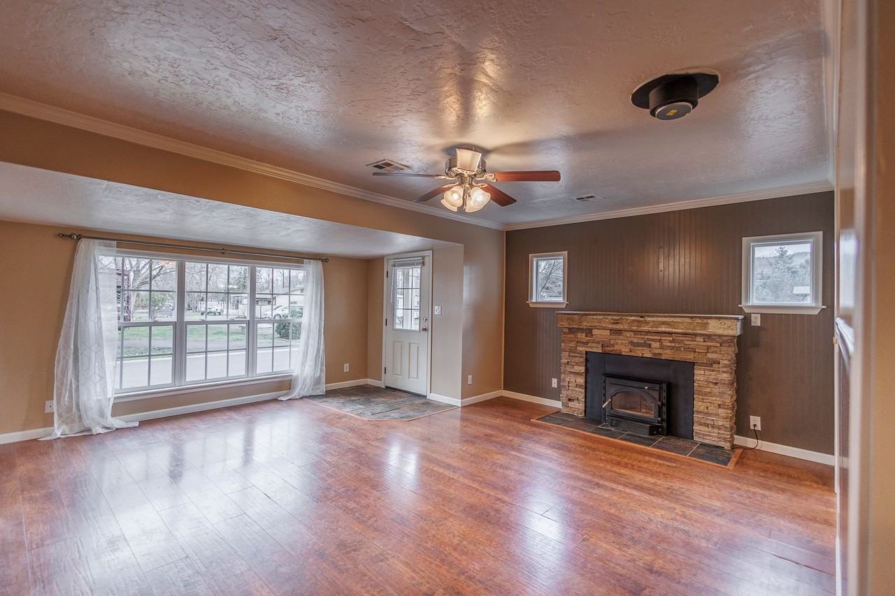 755 Bybee Dr - Photo 3 of 16