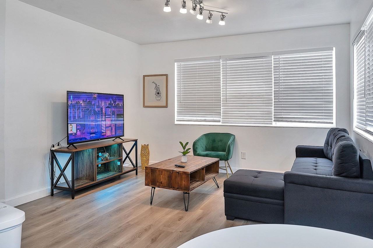 1101 Sw 30th St #2 - Photo 3 of 6