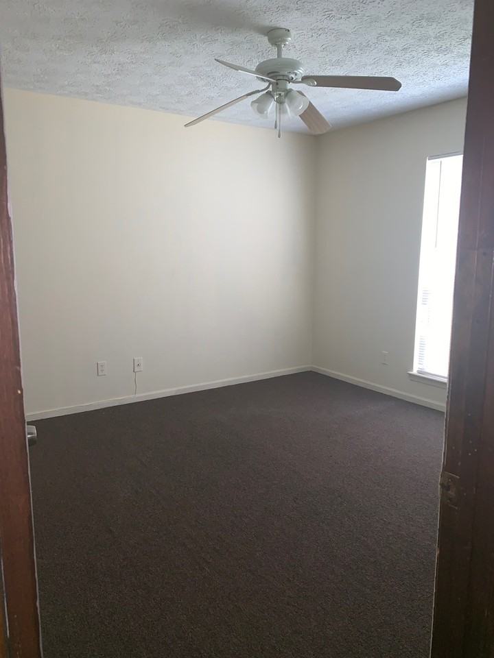 929 Live Oak Dr #D - Photo 6 of 8