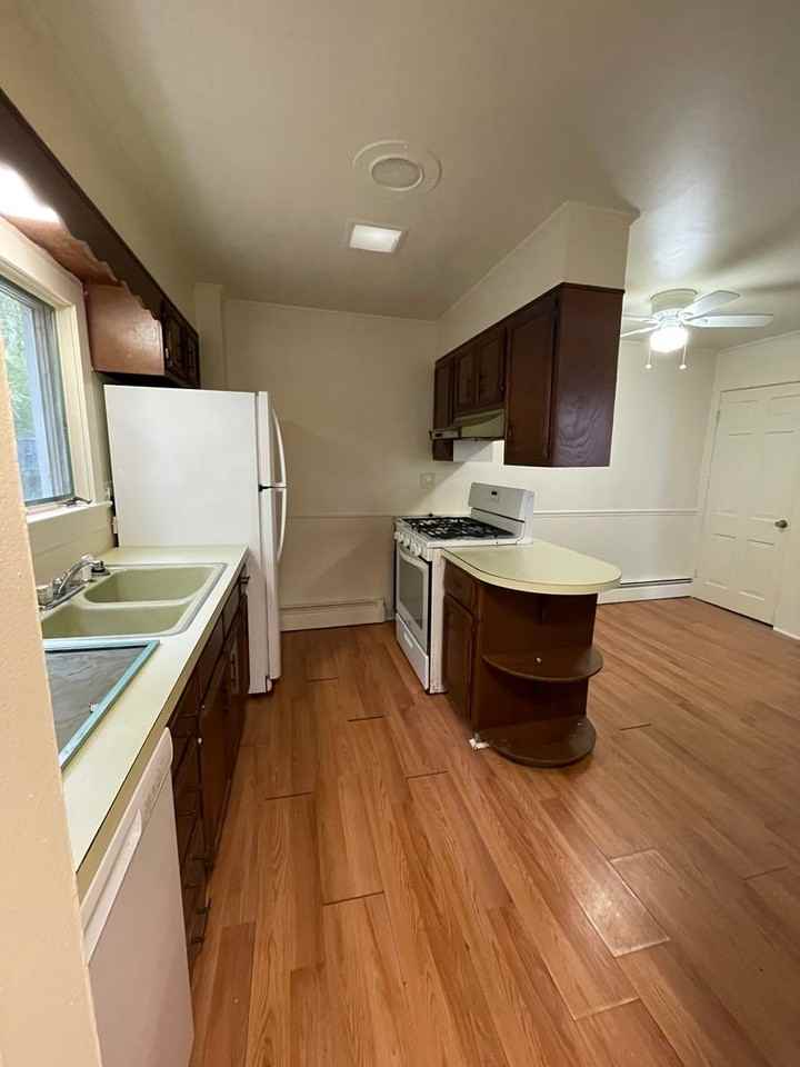 622 Scott St - Photo 6 of 17