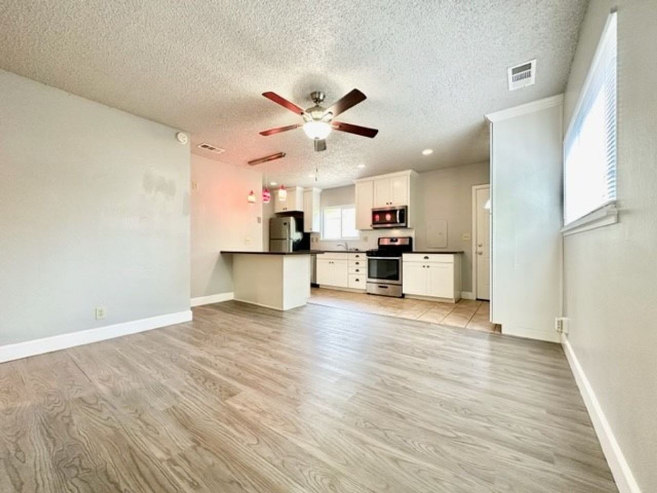 826 Orient St - Photo 4 of 16