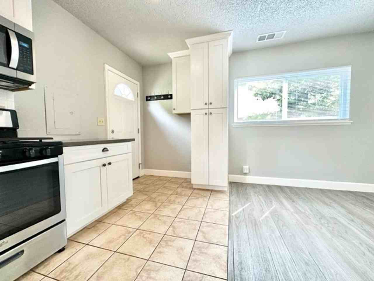 826 Orient St - Photo 5 of 16