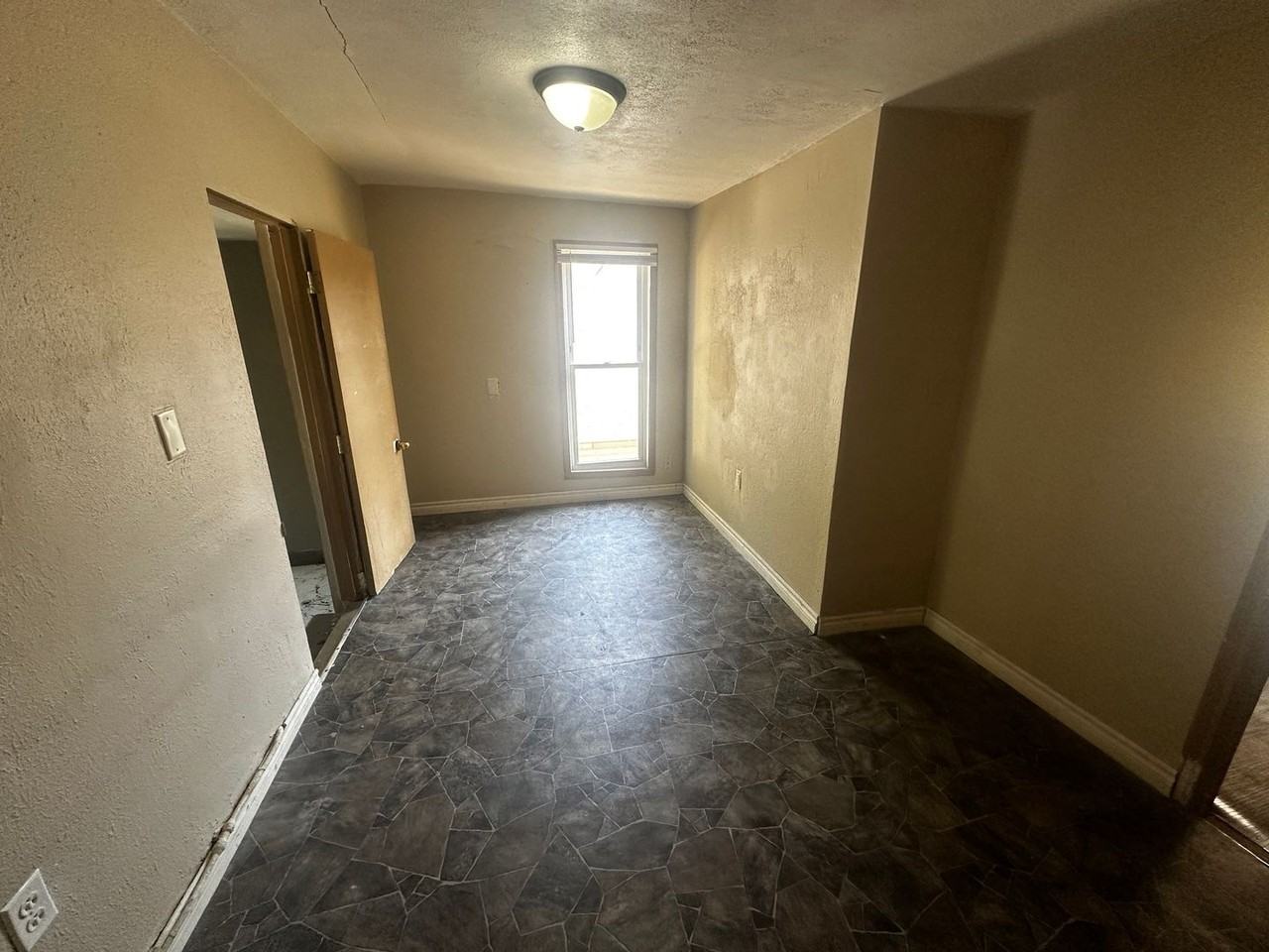 217 W Hyde Park Ave. St. Joseph, MO 64504 - Photo 3 of 5