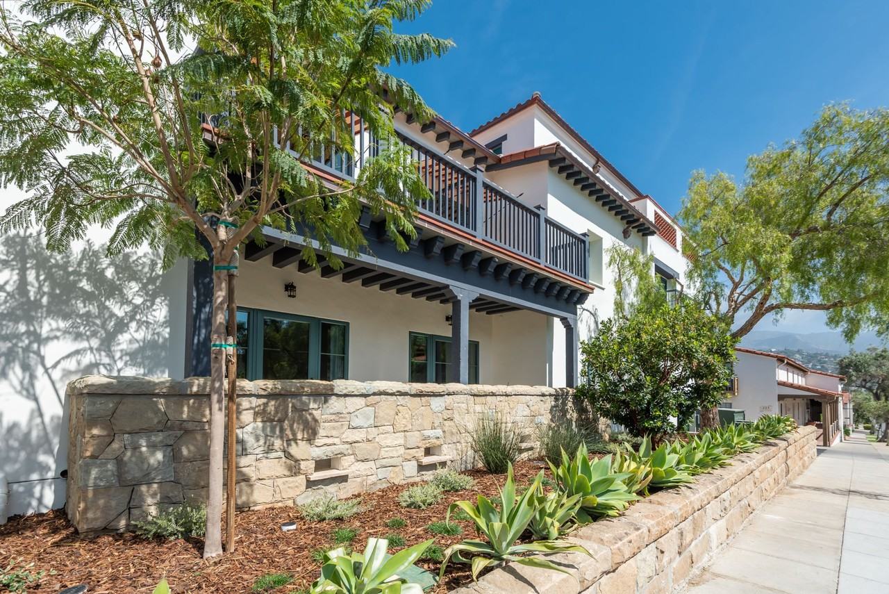 800 Santa Barbara St - Photo 2 of 3