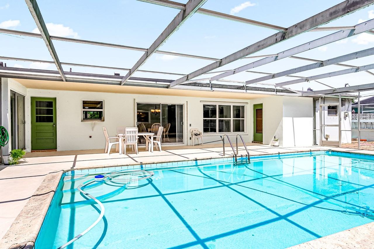 435 Harwood Ave - Photo 3 of 39