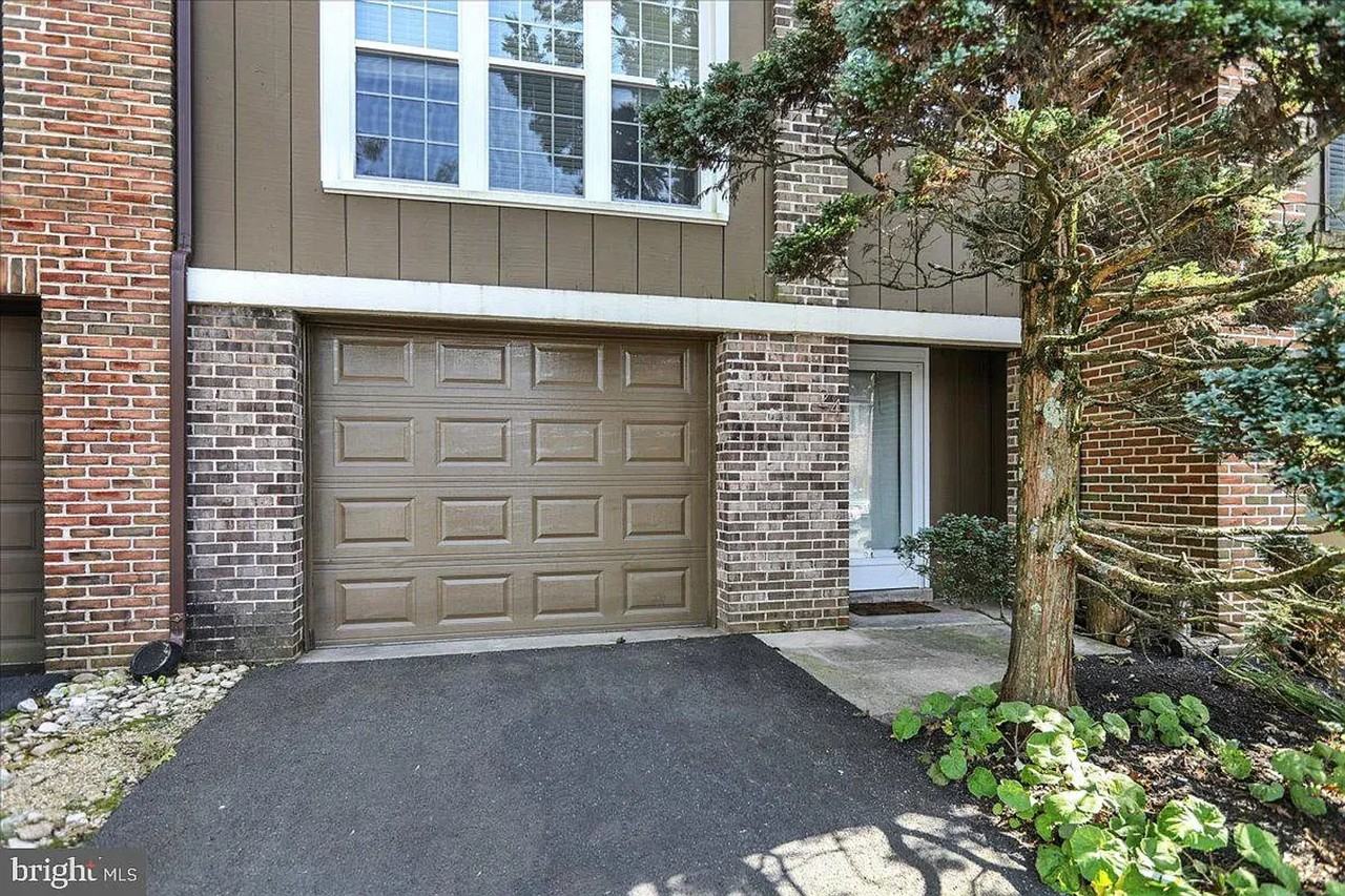 24 Club Ln - Photo 2 of 26