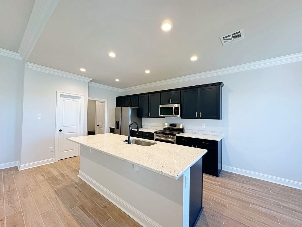 722 Bellegrove Square Ave - Photo 4 of 33