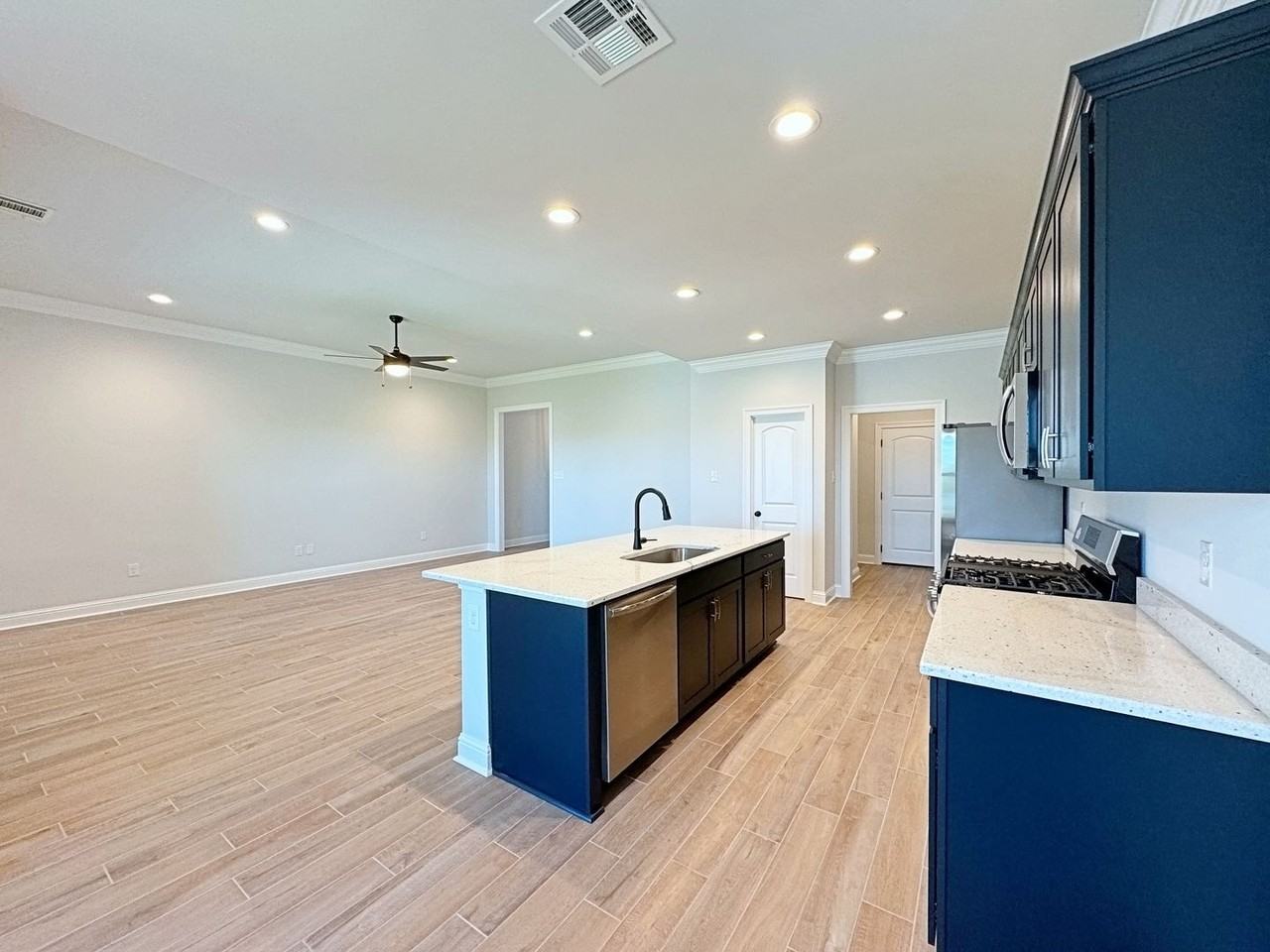 722 Bellegrove Square Ave - Photo 6 of 33