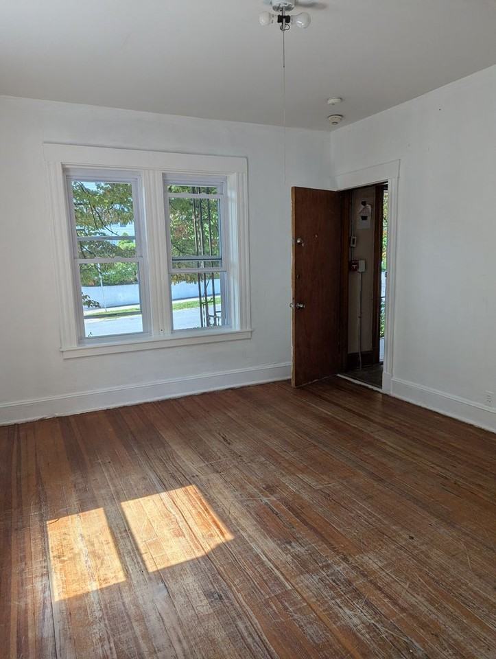 115 Silver St - Photo 3 of 4