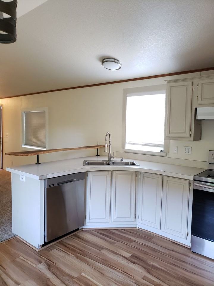1305 N Wenatchee Ave - Photo 4 of 21