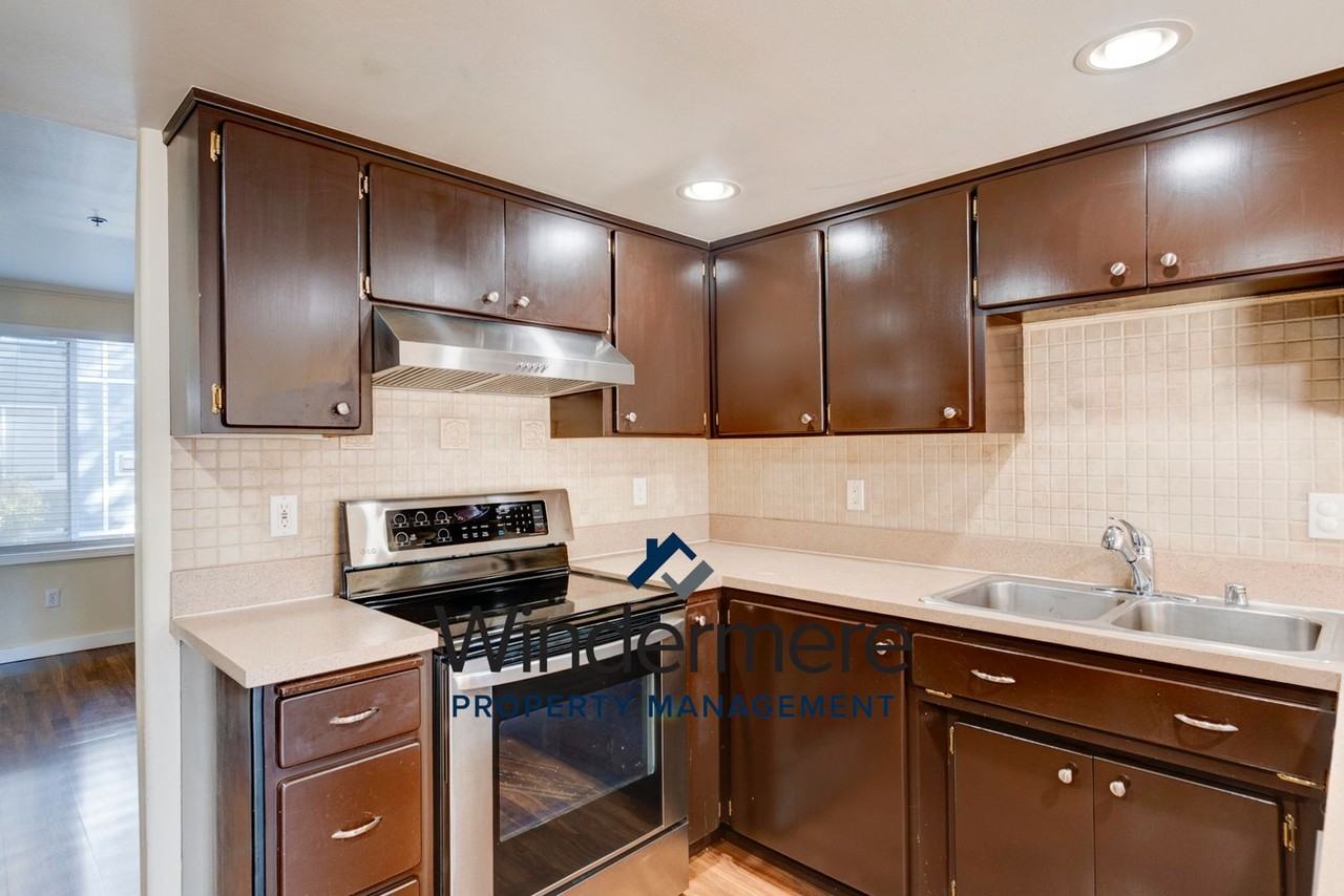 300 N Oak Harbor St #B101 - Photo 3 of 26