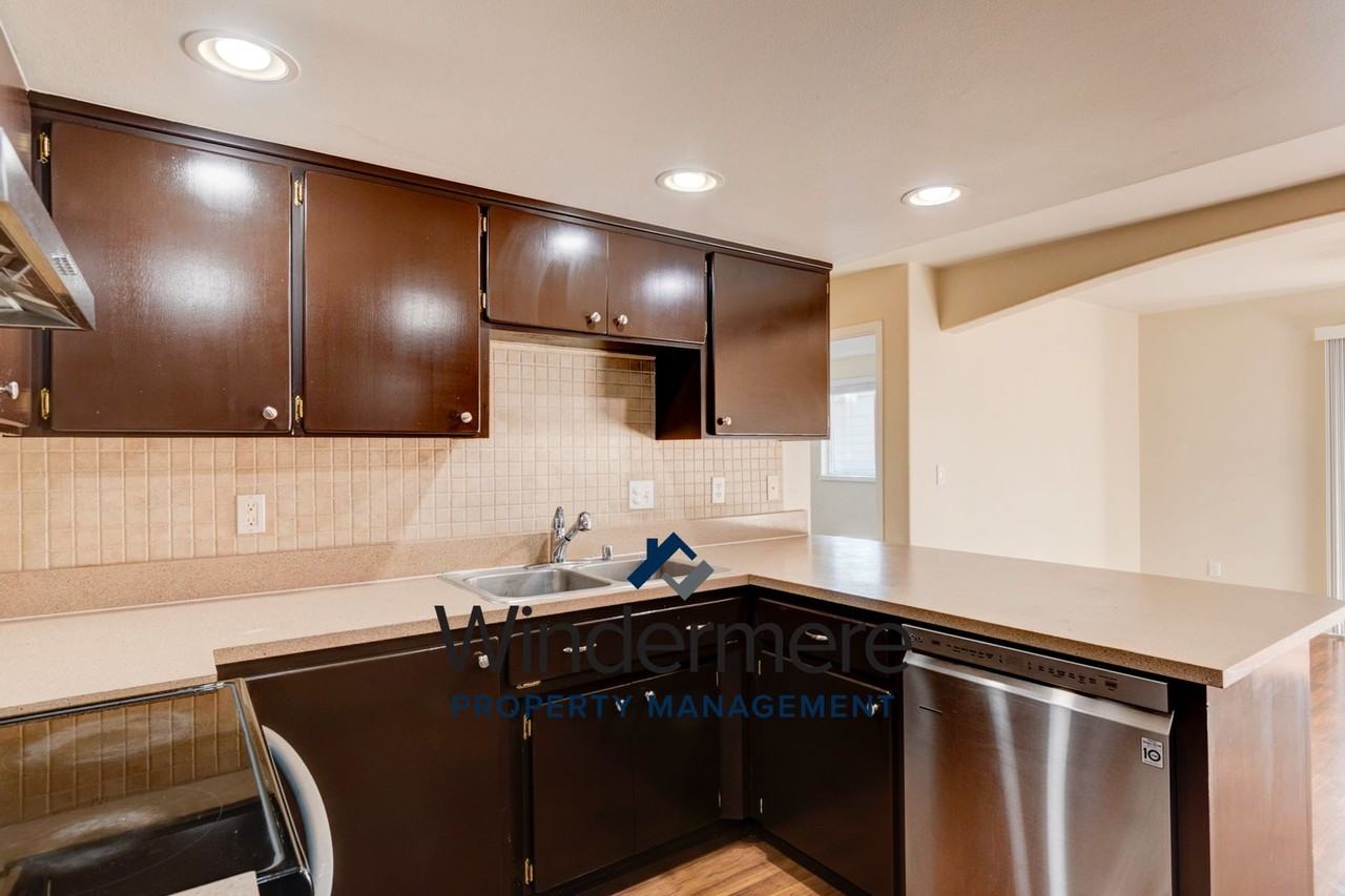 300 N Oak Harbor St #B101 - Photo 5 of 26