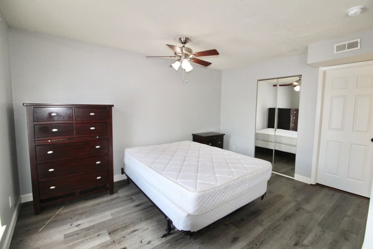 1340 Hunters Rd Apt E - Photo 2 of 19