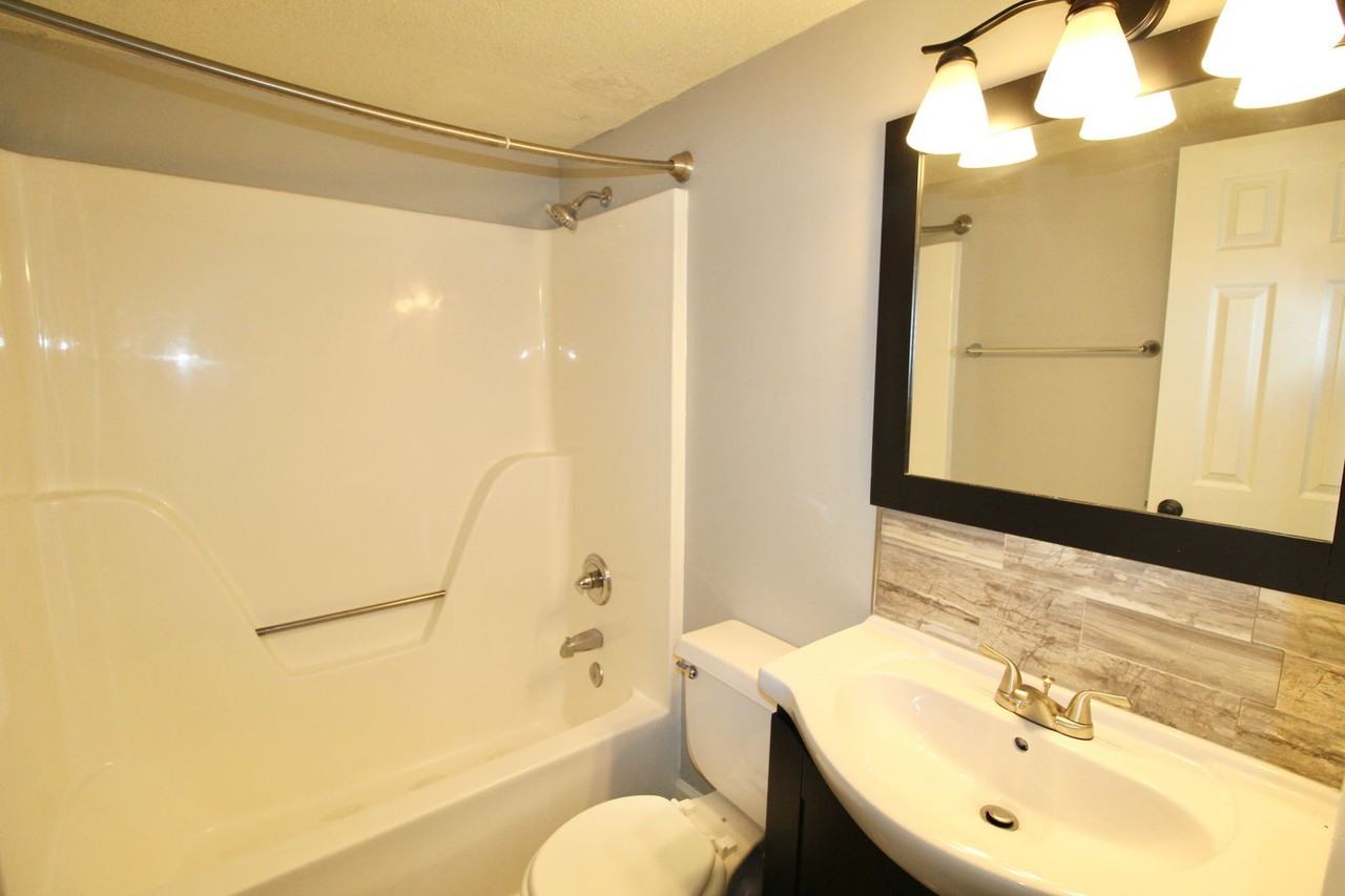 1340 Hunters Rd Apt E - Photo 3 of 19