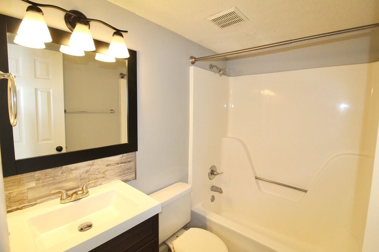 1340 Hunters Rd Apt E - Photo 5 of 19