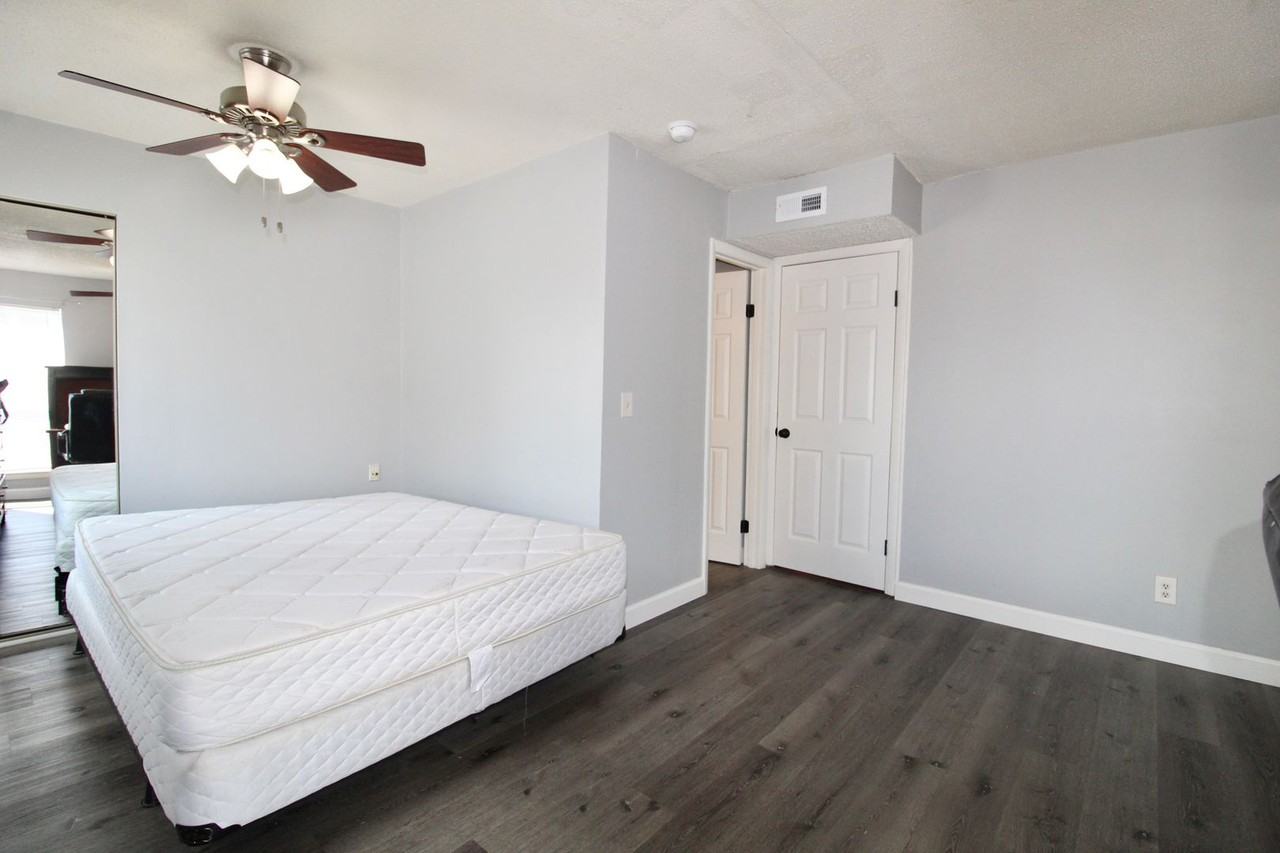 1340 Hunters Rd Apt E - Photo 7 of 19