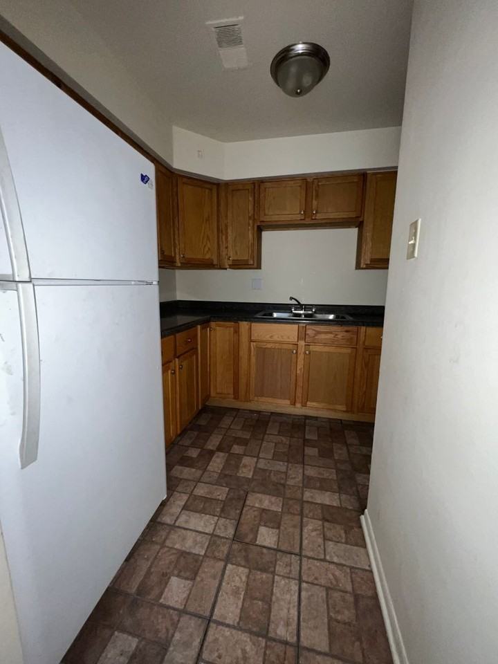 7530 S Saginaw Avenue - Photo 3 of 8